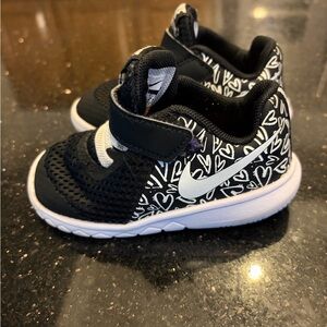 Nike Toddler Black and White Heart Pattern Sneakers